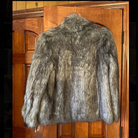 Beautiful Double Sided Faux Fur Coat🤩 - Picture 3 of 11